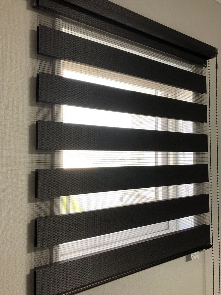 Cortinas enrollables sheer instaladas en sala moderna